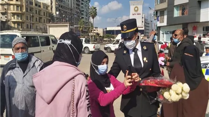 توزيع الشرطة ورود وشيكولاتة على المواطنين بالمنصورة