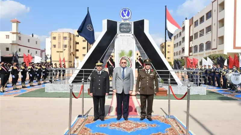 محافظ الشرقية ومدير الأمن يضعان إكليلًا من الزهور على النصب التذكاري لشهداء الشرطة