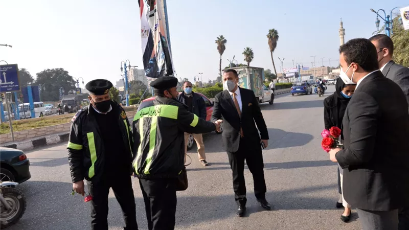 طلاب جامعة أسيوط يقدمون الورود لمدير الأمن وعدد من رجال الشرطة فى الشوراع والميادين فى عيدهم التاسع والستين