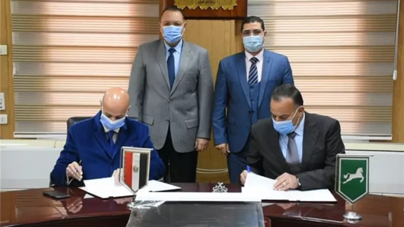 محافظ الشرقية ورئيس الهيئة العامة لمحو الأمية وتعليم الكبار يشهدان توقيع بروتوكولات تعاون بين الهيئة والجهات المشاركة