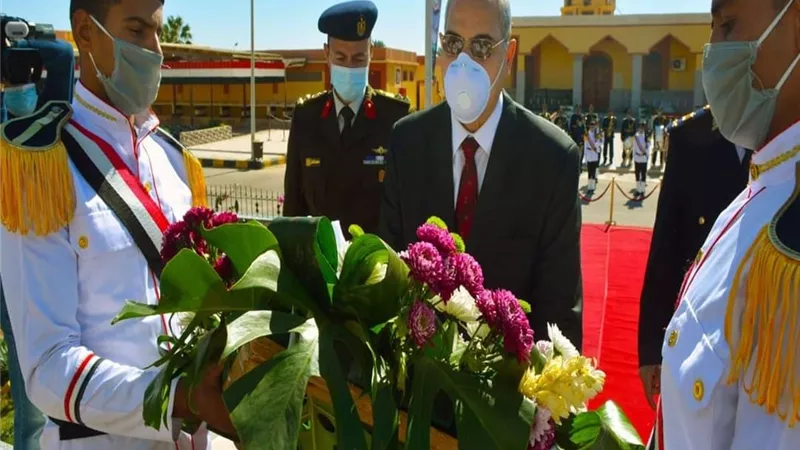 سكرتير عام جنوب سيناء يضع اكليلا من الزهور علي النصب التذكاري لشهداء الشرطة في الذكرى 69