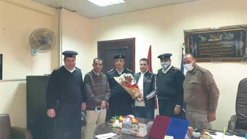 عباس يهنئ القيادات الأمنية بمركز ببا بالورود