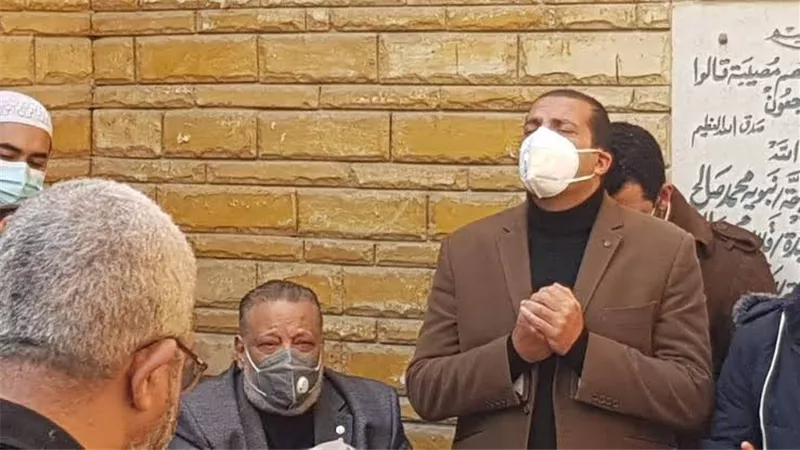 بالفيديو: شاهد لحظة بكاء عمرو خالد بجنازة عبلة الكحلاوى