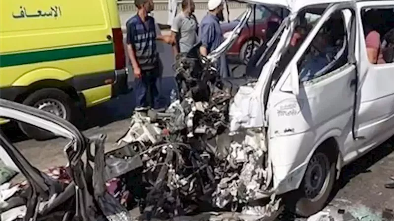 ٦ مصابين فى حادث تصادم سيارتين بمدخل العاشر من رمضان
