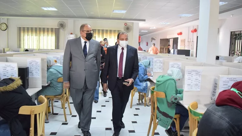 رئيس جامعة بنى سويف يتفقد امتحانات طلبة البكالوريوس بكلية الطب
