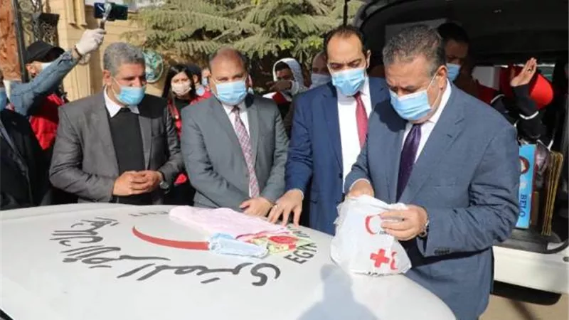 محافظ المنوفية يُدشن قافلة الهلال الأحمر الطبية للكشف الطبي على الأسر مجانا.صور
