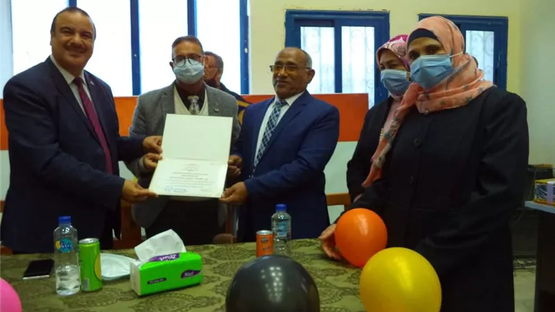 وكيل التعليم بمطروح يكرم مدير إدارة التربية الخاصة لبلوغه سن المعاش