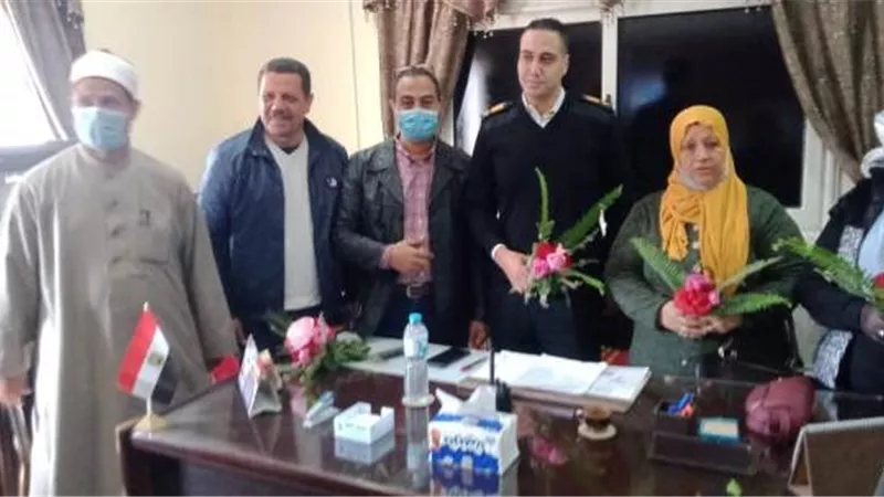 بالحلوى والورود .العاملون بمياه القناة يهنئون رجال الشرطة بعيدهم الـ 69.صور