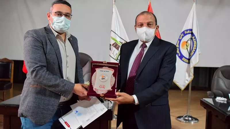 مجلس جامعة بنى سويف يكرم صاحب براءة اختراع بأكاديمية البحث العلمي