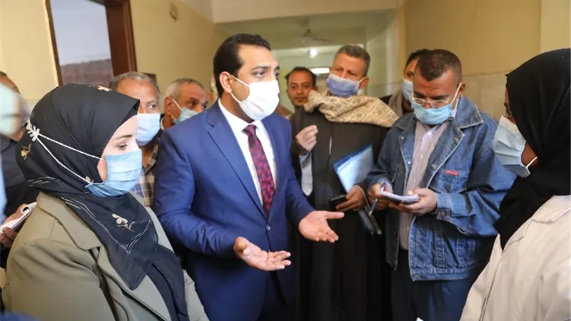 نائب محافظ قنا يتفقد عدداً من المشروعات فى قريتى دندرة والمحروسة.. بالصور