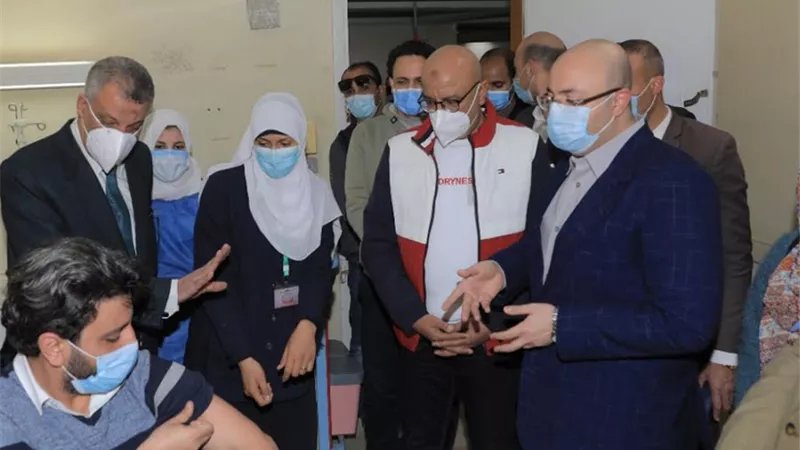محافظ بني سويف يشهد تطعيم أول أفراد الطاقم الطبي بلقاح كورونا بمستشفيات العزل
