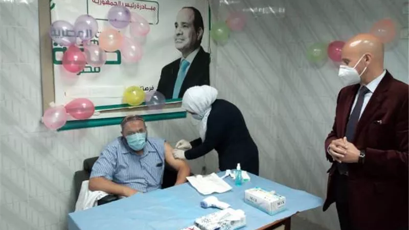 وكيل صحة الشرقية يشرف علي تطعيم أول الفرق الطبية بلقاح كورونا
