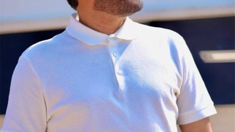 محمد رجب يخطف الأنظار بإطلالة مبهجة من كواليس 