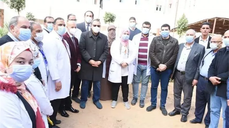 محافظ الشرقية وأعضاء برلمان شباب الشرقية يتفقدون مستشفى فاقوس العام