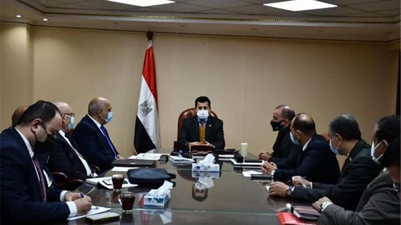 وزير الرياضة يناقش الاستعدادات الأولية لاستضافة بطولاتي العالم للسلاح والرماية