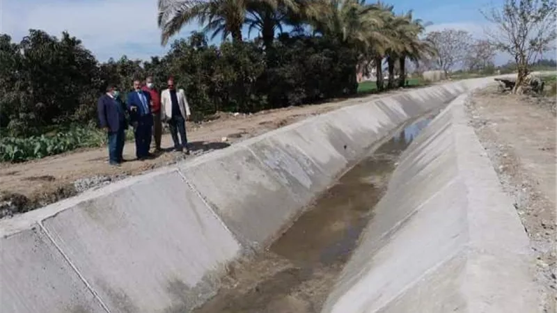 محافظ الشرقية يتابع أعمال التأهيل والتبطين الجارية بترعه سد العين بمركز فاقوس