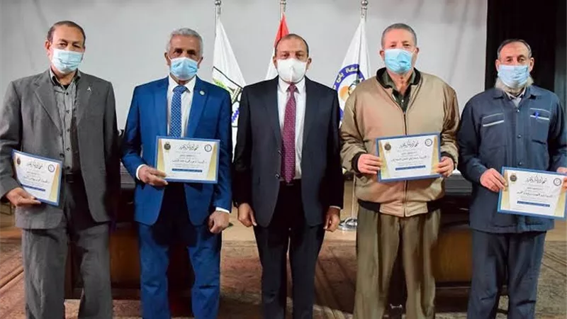 مجلس جامعة بنى سويف يكرم أعضاء الجهاز الإداري ممن بلغوا السن القانونية
