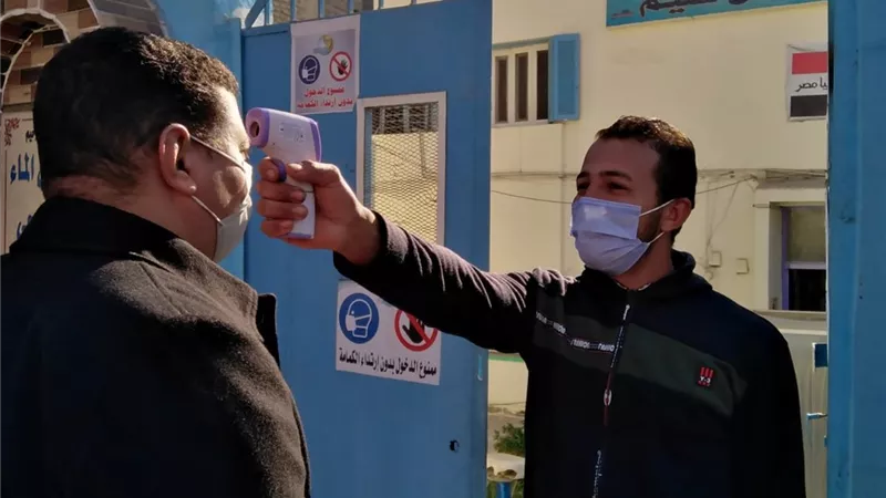 كمامات وكحول وقياس حرارة وعيادة طبية إجراءات احترازية بمياه أسيوط