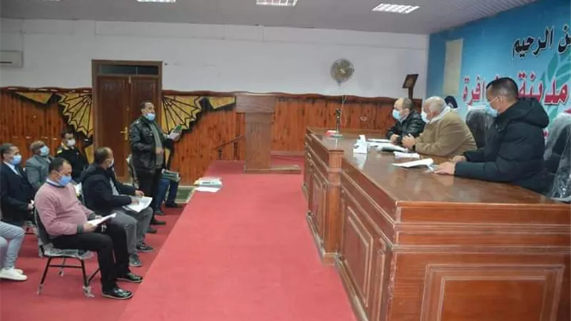 محافظ الوادي الجديد يعقد إجتماع مع رؤساء قري حياة كريمة بالفرافرة