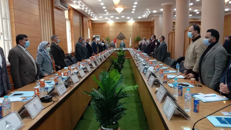 مجلس جامعة بنها يبدأ جلسته بالوقوف دقيقة حداد على أرواح شهداء الشرطة