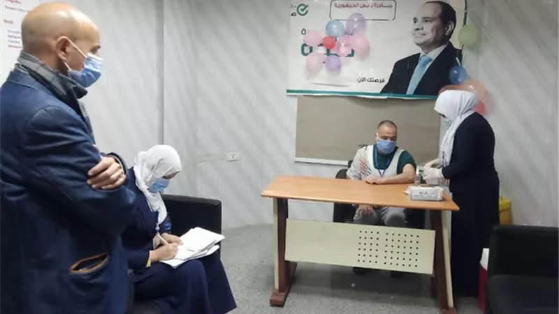 لليوم الثاني.. وكيل وزارة الصحة يتابع تطعيم الفرق الطبية بلقاح كورونا بمستشفي فاقوس