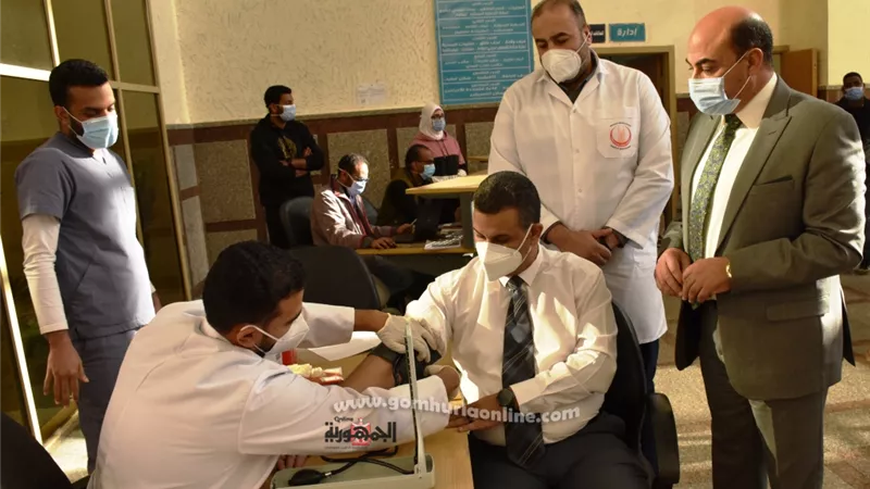 محافظ أسوان يعطى أشارة البدء لتطعيم جميع الأطقم الطبية بلقاح سينوفارم داخل 12 مستشفي و بأجمالى 1048 جرعة تطعيم