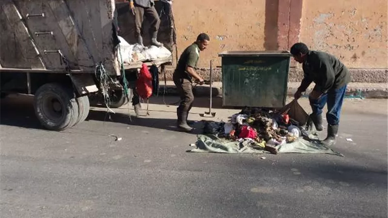 حملة نظافة مكبرة لرفع القمامة بشوارع حى وسط مدينة الأقصر