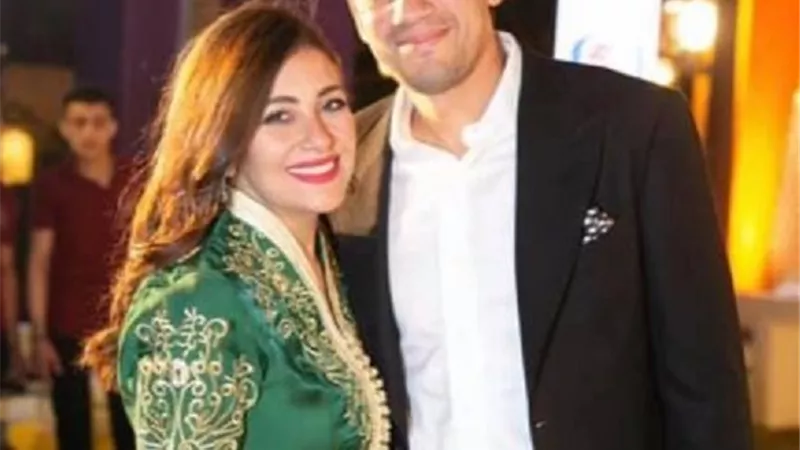 محمد فضل يتغزل فى زوجته.. شاهد