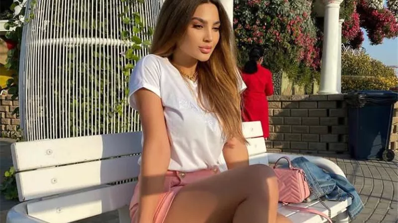 شيراز تتألق بإطلالة مبهجة وتعلق : الورد أجمل رسالة سلام بين البشر