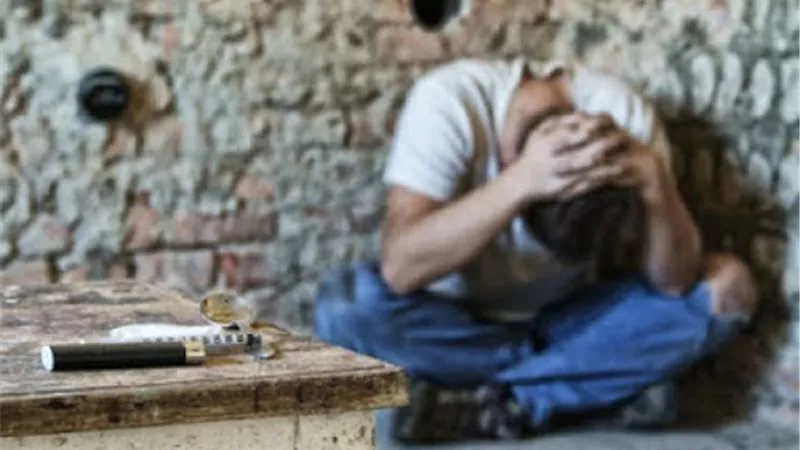 ٣ علامات أساسية تثبت أن إبنك مدمن