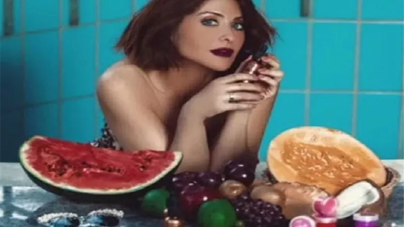 بطيخ وشمام.. هيدي كرم وسط الفاكهه فى أحدث جلسة تصوير