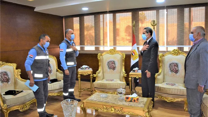 محافظ الغربية يكرم ٢ من العاملين بهيئة الإسعاف-صور