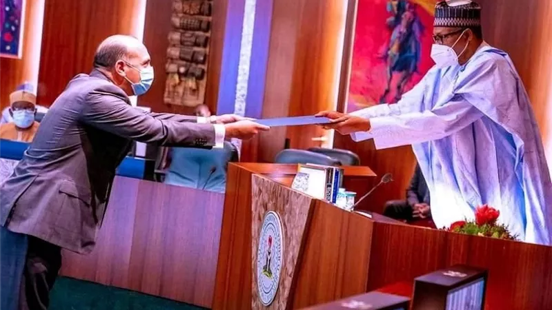 الرئيس النيجيري يتسلم أوراق اعتماد سفير مصر الجديد لدى أبوجا