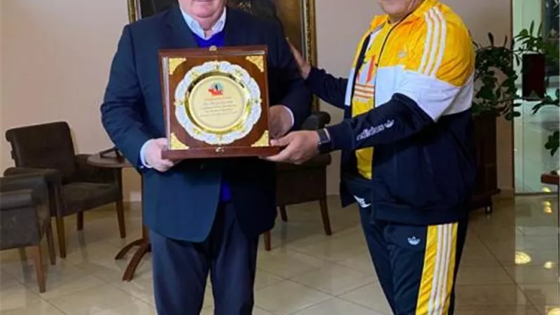 ماركوفيتش الصربى يكرم اللاعب المصري صلاح عزازي فى بطولة الكيك بوكسينج.. صور