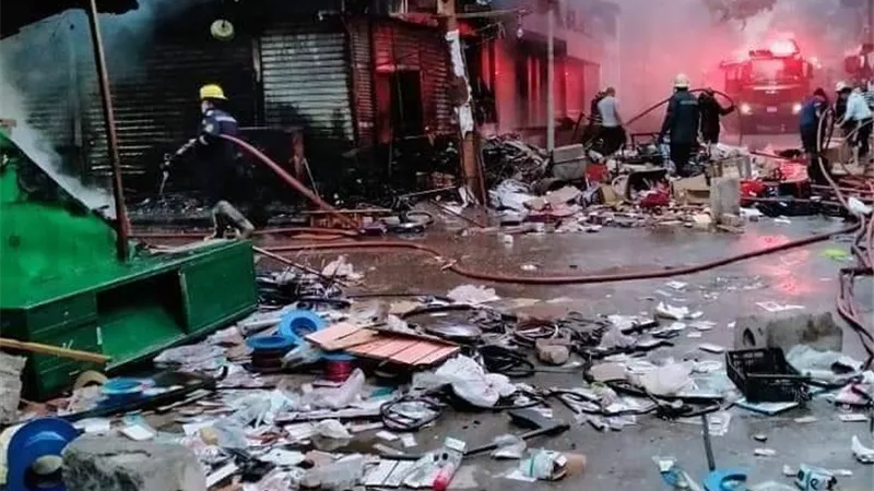 حريق هائل بمحلات قطع غيار سيارات بمنطقة التوفيقية بالقاهرة.. صور