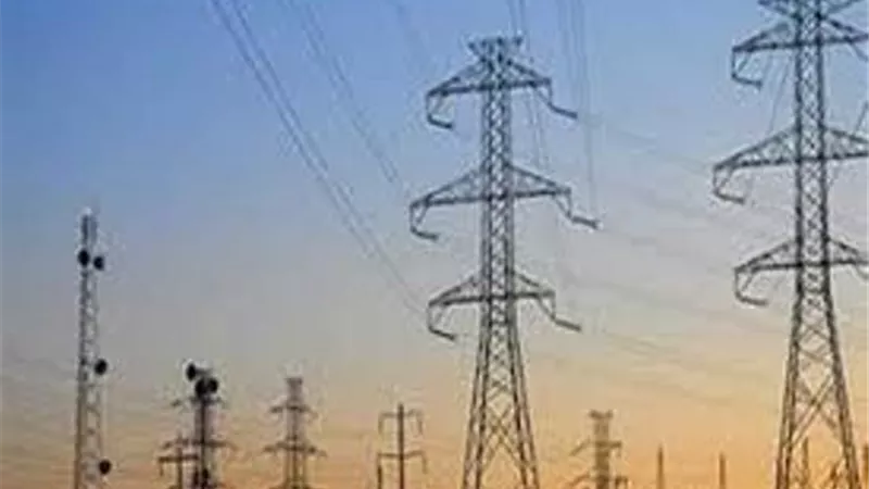 قيادات الكهرباء بالعوينات لتوصيل التيار لـ 50 الف فدان