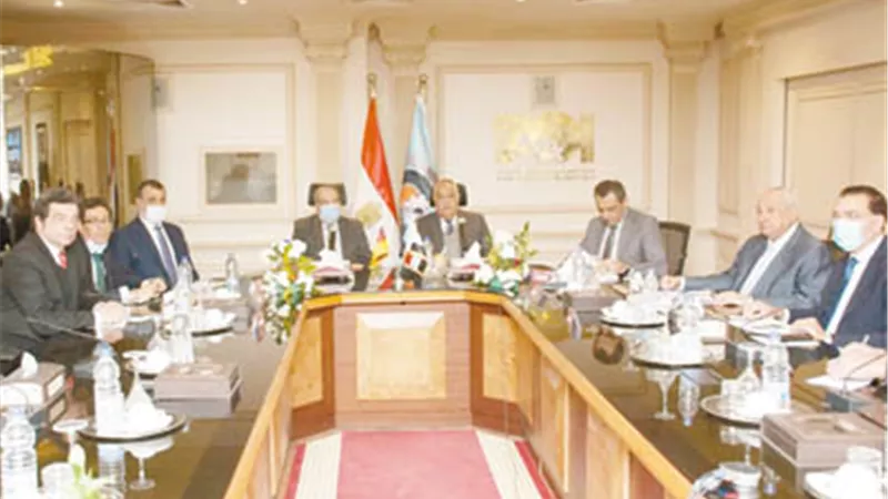وزراء قطاع الأعمال والإنتاج الحربي ورئيس العربية للتصنيع يناقشون الخطوات التنفيذية لإنشاء مصنع إنتاج إطارات المركبات