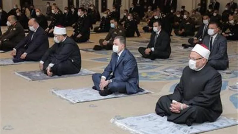إحتفالاً بعيد الشرطة.. وزيرا الداخلية والأوقاف والمفتى يؤدون صلاة الجمعة.صور