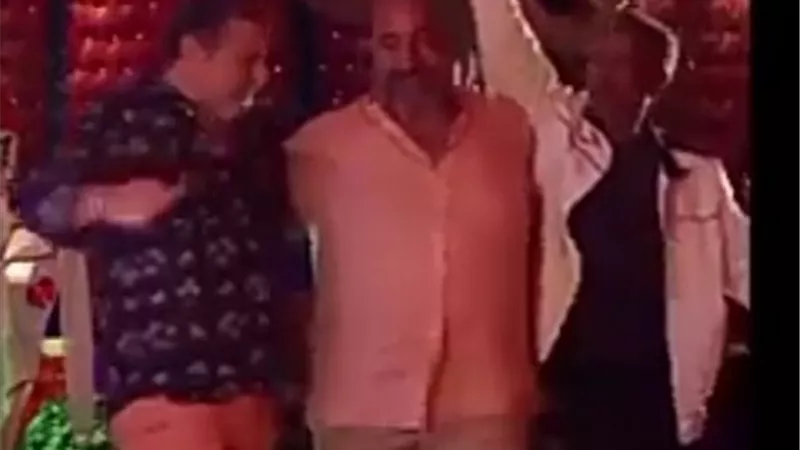 بيومى فؤاد وزملاؤه يرقصون عى تيك توك