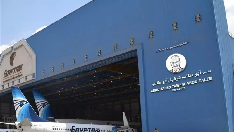 اطلاق اسم رئيس مصر للطيران للصيانة على هنجر 7000 بالمطار