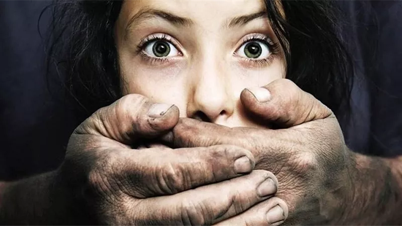 معاقة ذهنياً تحمل سفاحاً من نقاش بعد استدراجها ليلاً
