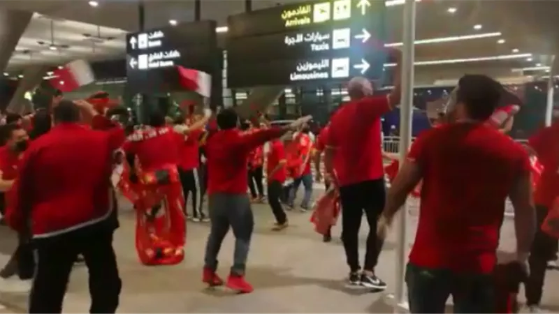 كيف أستقبلت جماهير الأهلي فريقهم بمطار الدوحة؟.. فيديو