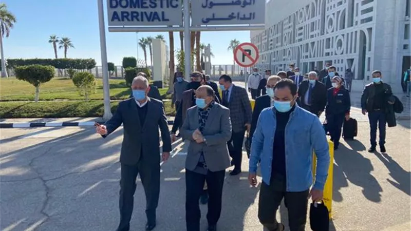 وزير التنمية المحلية يصل للأقصر لتفقد مشروعات برنامج الأغذية العالمي وتوقيع اتفاقية للتعاون المشترك