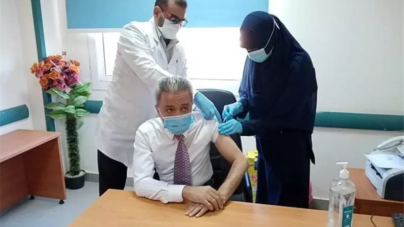وكيل وزارة الصحة فى قنا يتلقى لقاح كورونا.. بالصور