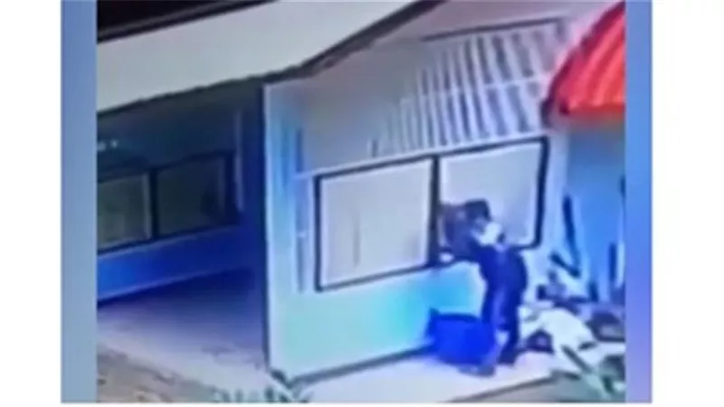 تفاصيل القبض على حارس عقار تلصص على سيدة أجنبية بغرفة نومها
