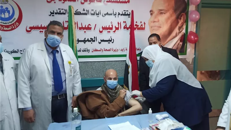 وكيل وزارة الصحة بالشرقية يتلقي لقاح كورونا بعد الانتهاء من تطعيم كافة الفرق الطبية بأقسام العزل بمستشفي فاقوس بنسبة ١٠٠%