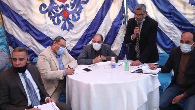مساعد رئيس الوزراء يبحث احتياجات قرى الوقف بقنا