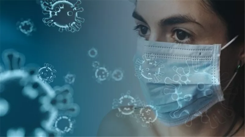 هل الكمامة تكون ناقلة للفيروس عند استخدامها مرة أخرى بعد خلعها؟ خبير يجيب
