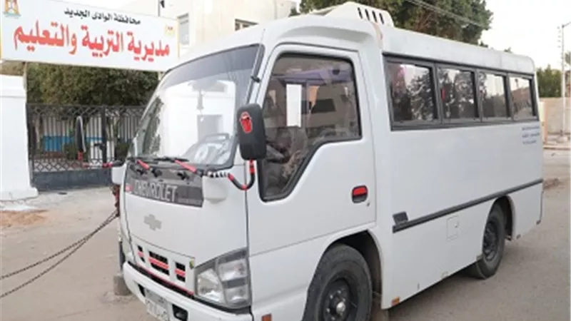 الأتوبيس الطائر يصل باريس بالقوافل التعليمية لطلاب مدارس الوادى الجديد