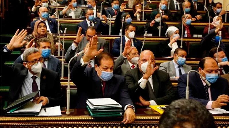 أبو العينين يوجه التحية للقيادة السياسية على ما تبذله من جهود بمجال النقل